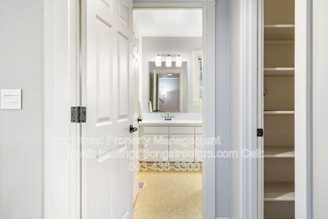 Building Photo - 10247 NW Village Heights Dr