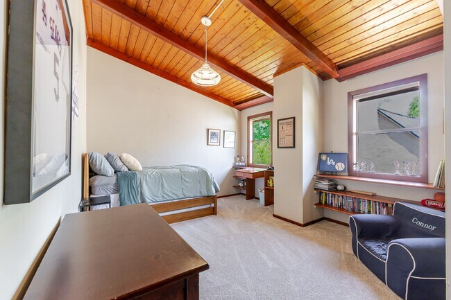 Building Photo - A Hidden Gem in Pasadena’s East End