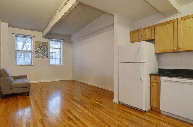 Building Photo - 1034 Clinton St