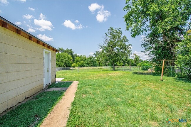 Building Photo - 2116 W Avenue D