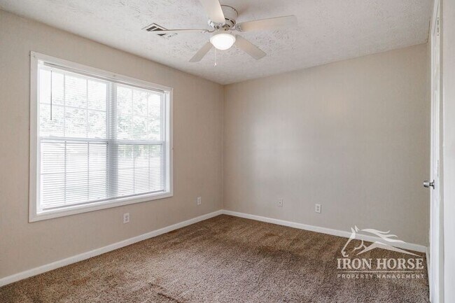 Building Photo - 605 Baron Dr
