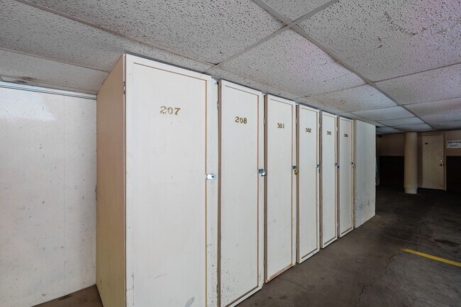 Building Photo - 700 S Monarch St