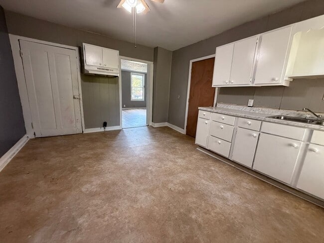 Building Photo - Charming Home Available