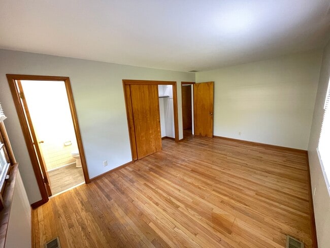 Building Photo - Three Bedroom Single Family Home in the Co...