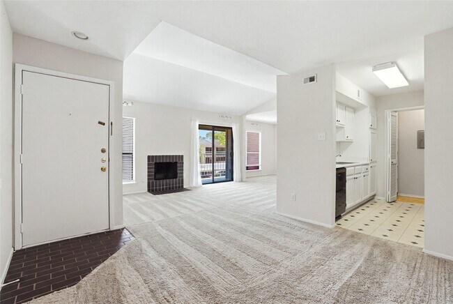Building Photo - 2025 Augusta Dr