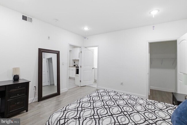 Building Photo - 925 N Broad St