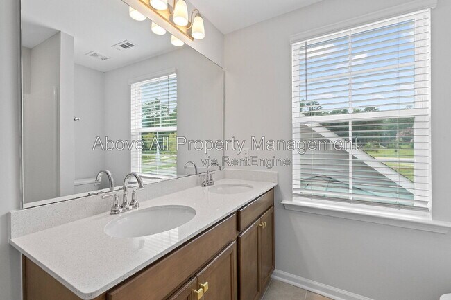 Building Photo - 204 White Oak Gdn Wy