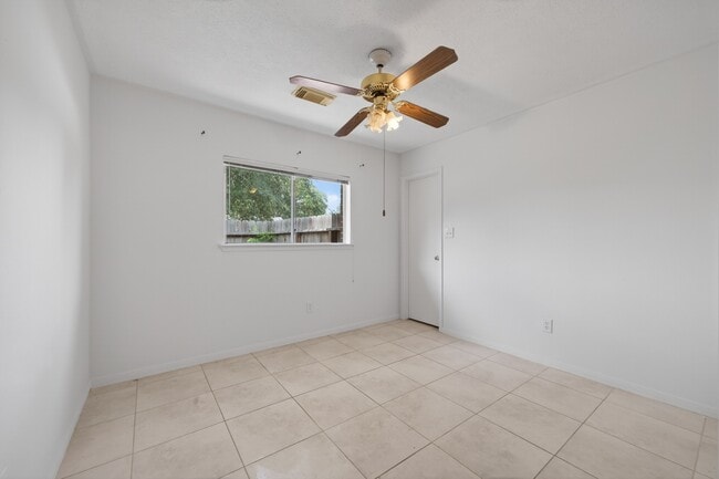 Building Photo - 19635 Vernier Woods Ln