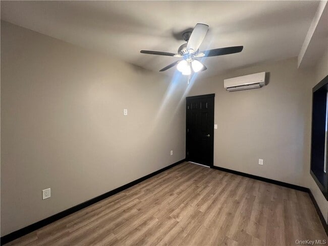 Building Photo - 30 Henry St