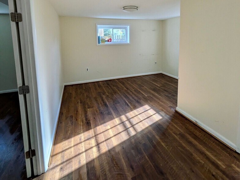 Building Photo - 9204 Davidson St