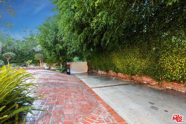 Building Photo - 1526 San Vicente Blvd