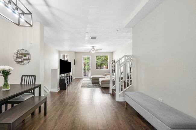 Building Photo - 410 SW 13th Ave