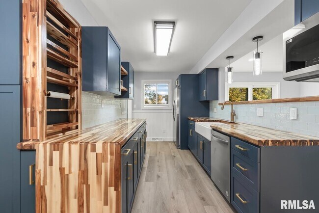 Building Photo - 1900 E Knox St