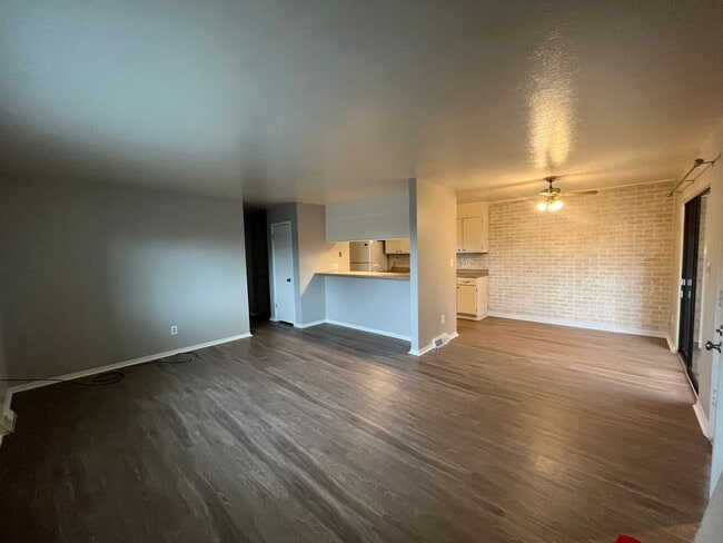 Building Photo - 3 bed 2 bath townhouse - Great Location