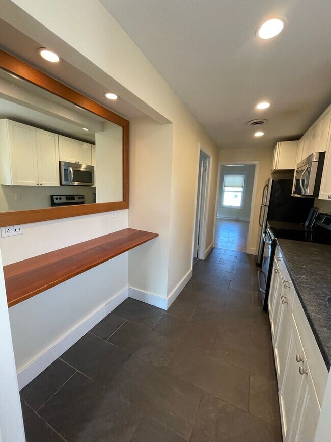 Building Photo - 33 Pine St