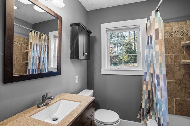 Building Photo - 1 Bedroom 1 Bath Duplex in the Heart of Auburn