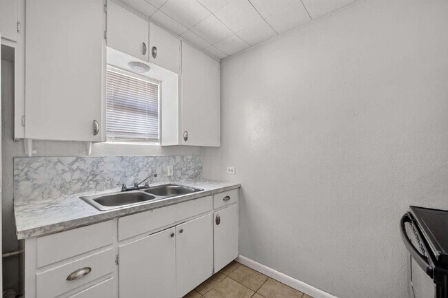 Building Photo - 1120 Valley View Dr