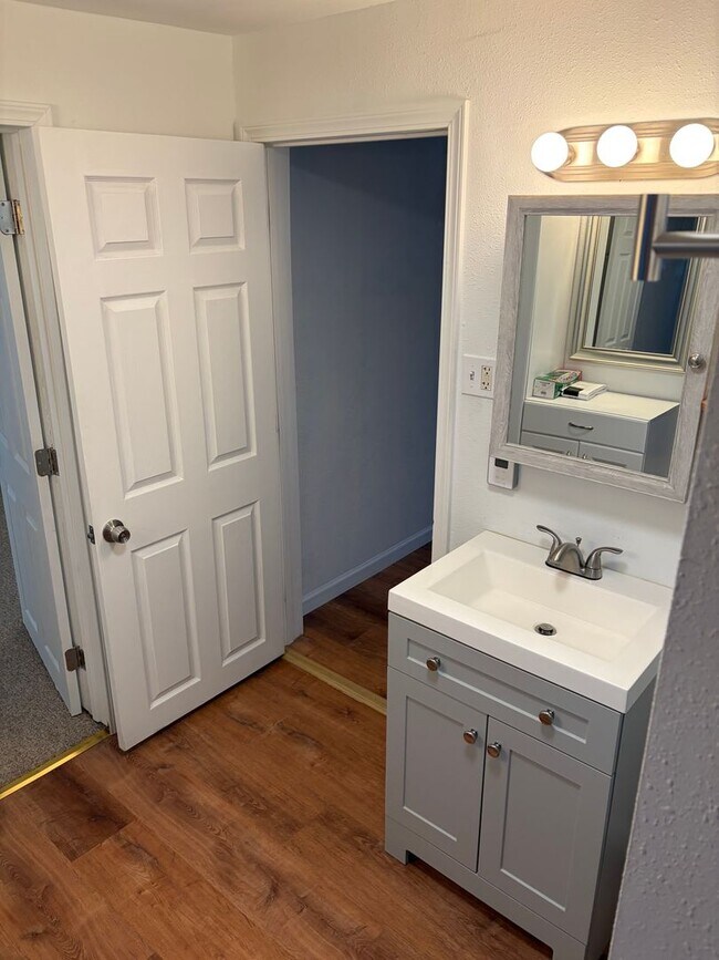 Building Photo - Newly Remodeled Two Bedroom with Sun Room!