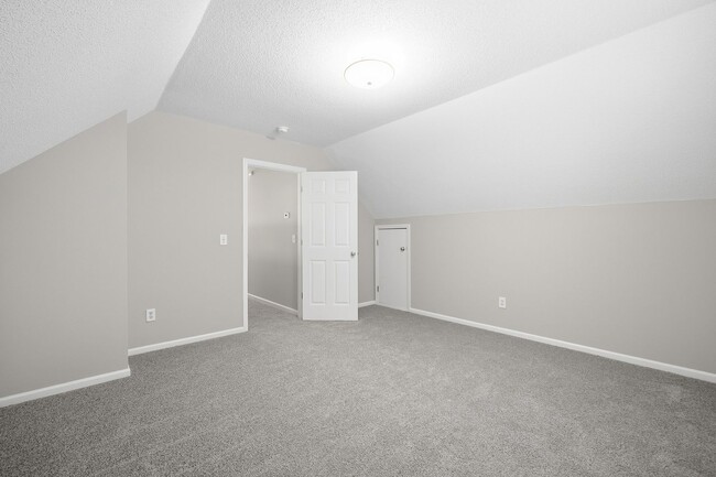 Building Photo - Newly renovated 3Bd 2.5bath SFH in Chadbury Concord