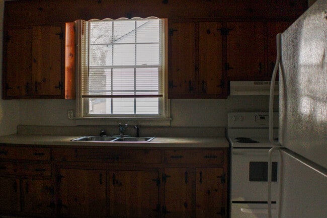 Building Photo - 2019 S Whitehill Dr