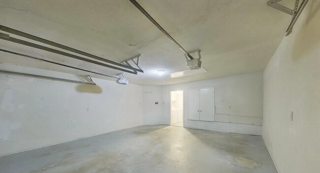 Building Photo - MOVE IN READY