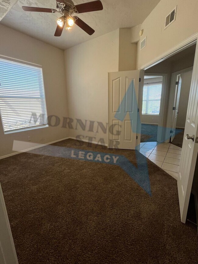 Building Photo - 3 Bedroom Home in Roadrunner Area!