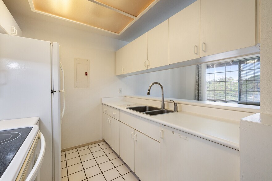 Building Photo - 393 Mananai Pl