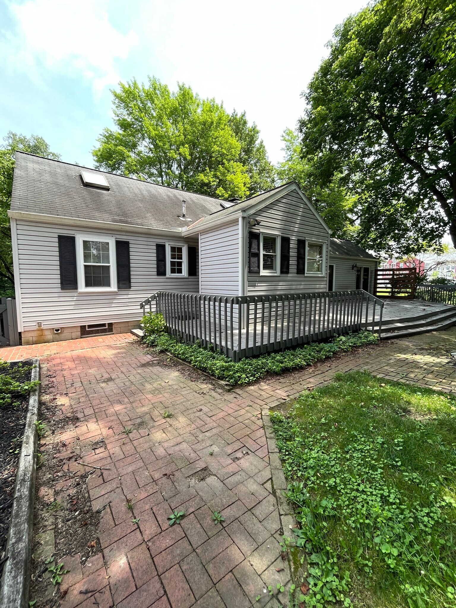 Building Photo - 697 Rosehill Rd