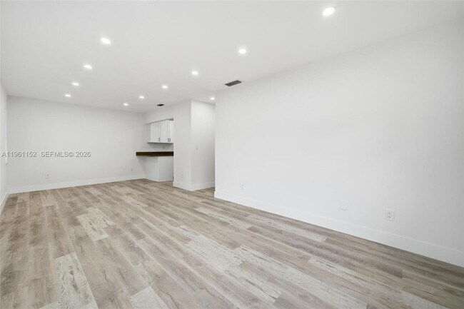 Building Photo - 1281 W 42nd St