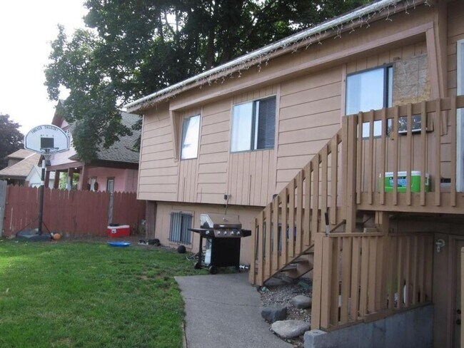 Building Photo - Broad Duplex's