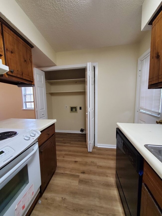 Building Photo - Charming Retreat with Wood Burning Fireplace: Your Ideal Rental Home Awaits!