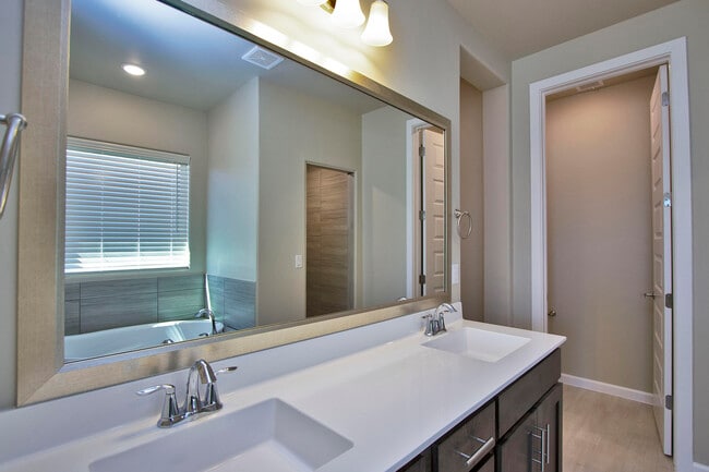 Building Photo - 729 C. Escondida