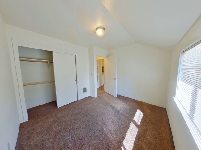 Building Photo - 5 bedroom house near campus! 2 Months free...