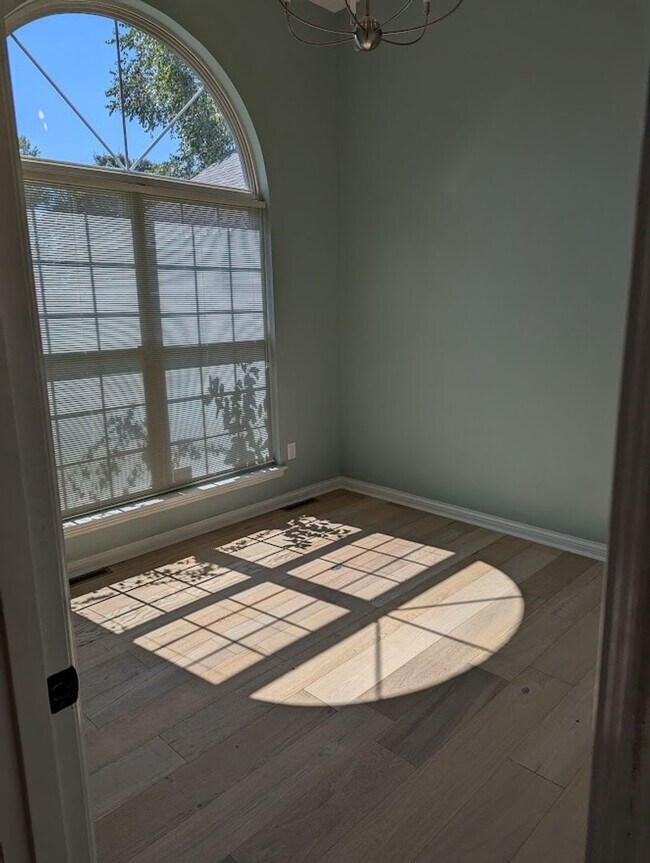 Building Photo - 3 bedroom 1 bath home with a basement and garage!