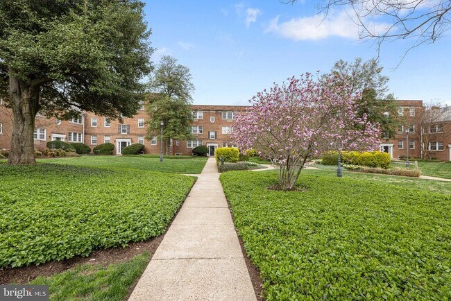 Building Photo - 1804 W Abingdon Dr