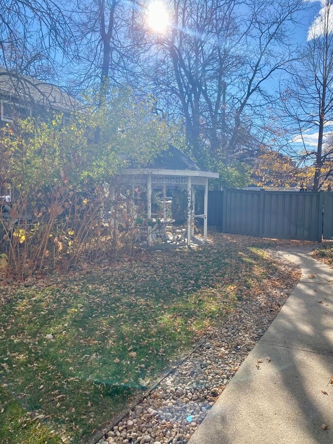 Building Photo - Sunny, Cozy 1 Bedroom Condo - Available for Move-in Now!