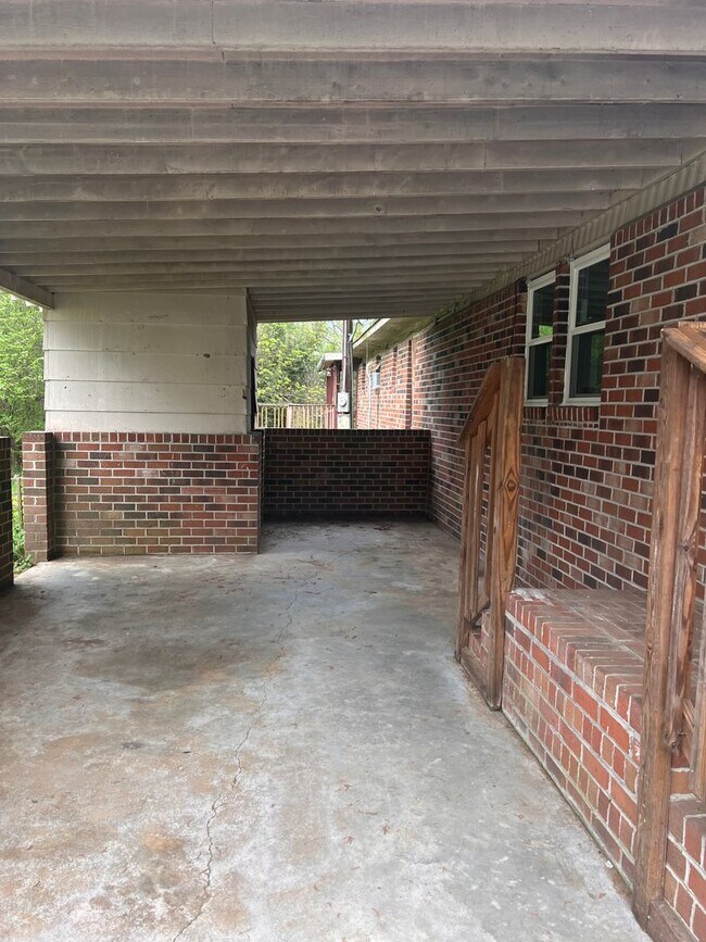 Building Photo - 409 Daugherty St