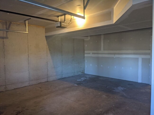 Building Photo - 3 Bedroom Townhouse For Rent in Charming Waynesboro, PA