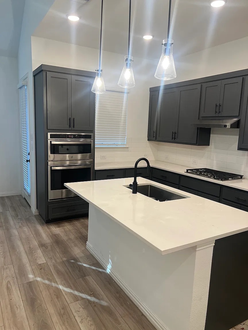 Building Photo - Room in House on Jones Dr