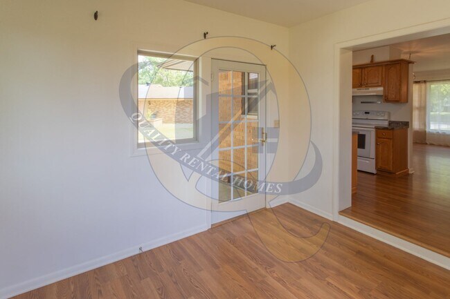 Building Photo - Available Now in Flint Twp.!!