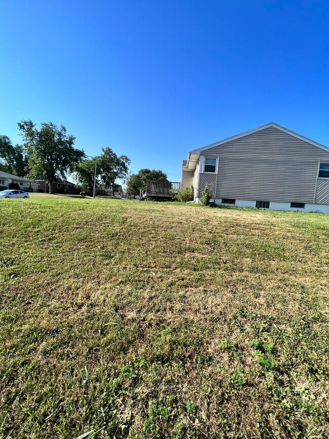 Building Photo - Beautiful 3 bed, 2 bath, 2 car garage