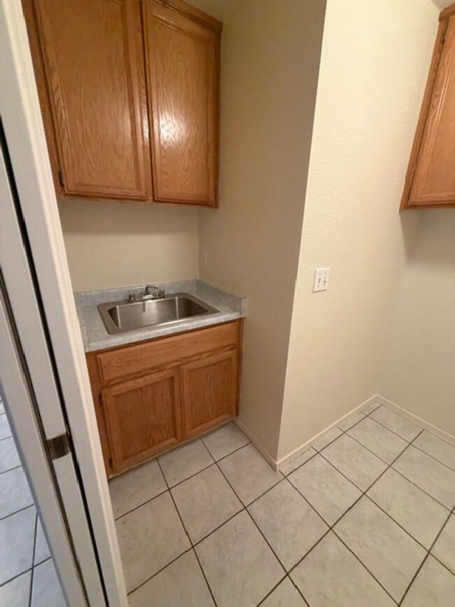 Building Photo - 7585 Twin Oaks Ave