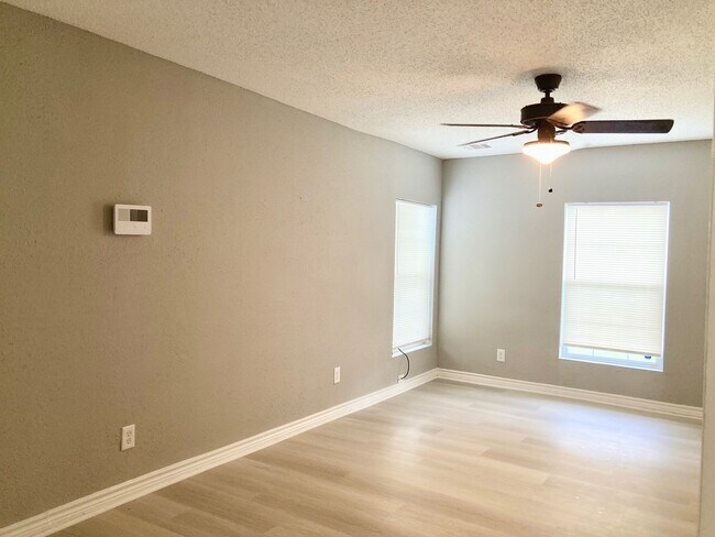 Building Photo - 6103 Sherwood Dr