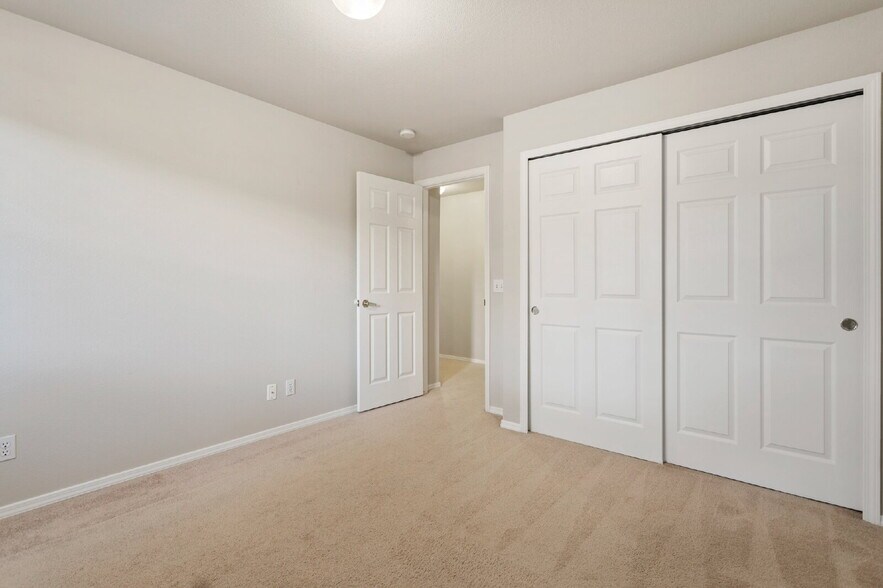 Building Photo - Stylish 3-Bed Condo in Gated Community – J...