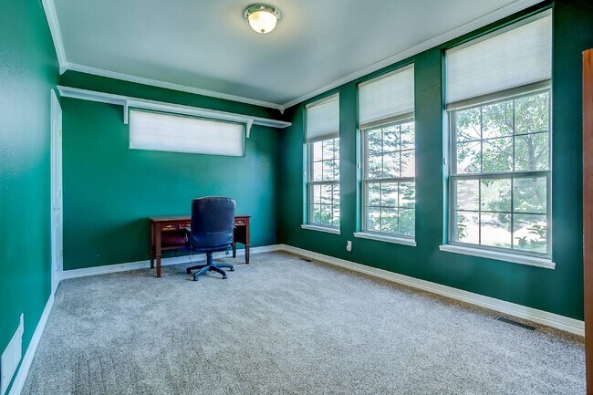 Building Photo - Beautiful Home in Gated Community