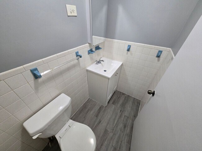 Building Photo - 4 Bd 1.5 Bath Single Family House in Hyde ...
