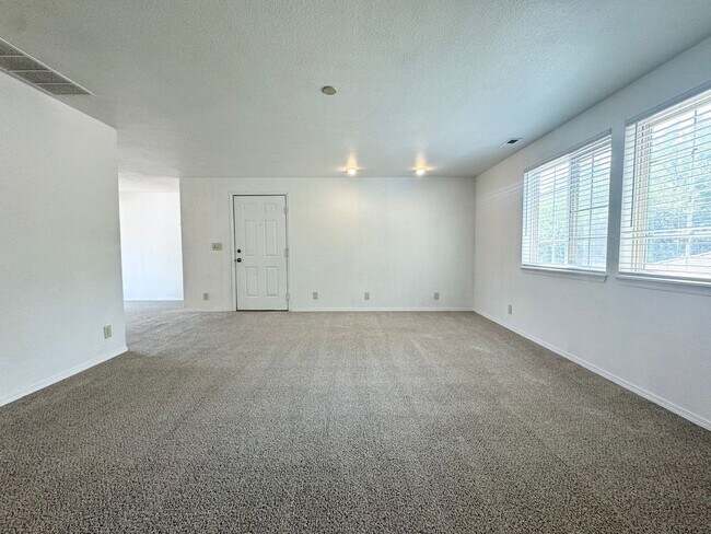 Building Photo - 2bd/1b Apartment, Boise Bench-Close to Eve...