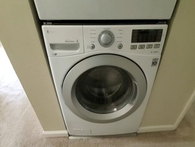 Building Photo - Lovely top floor condo unit; 2 bed/ 2 bath