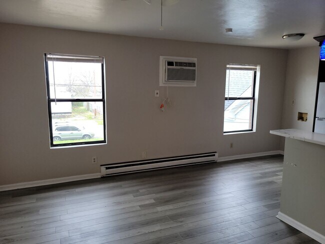 Building Photo - 117 W Balview Ave