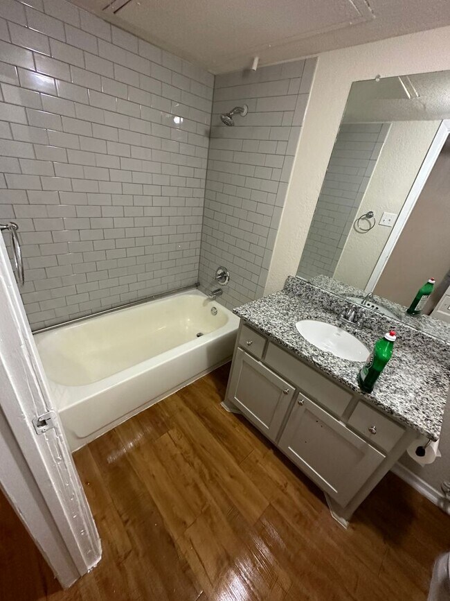 Building Photo - LIVINGSTON2709-11